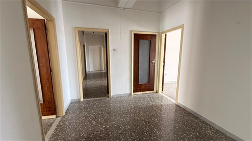 Centrale Appartamento Con Box Auto e Deposito.